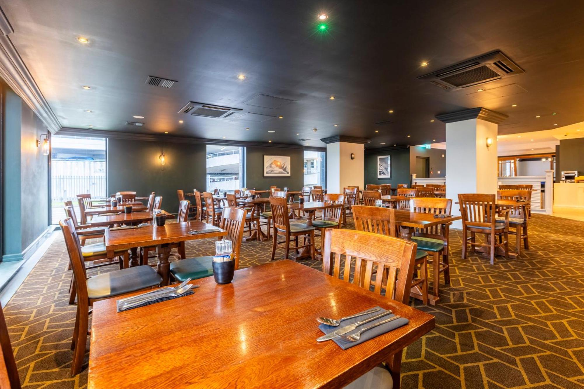 - Glasgow Airport By Ihg Hotel 3*